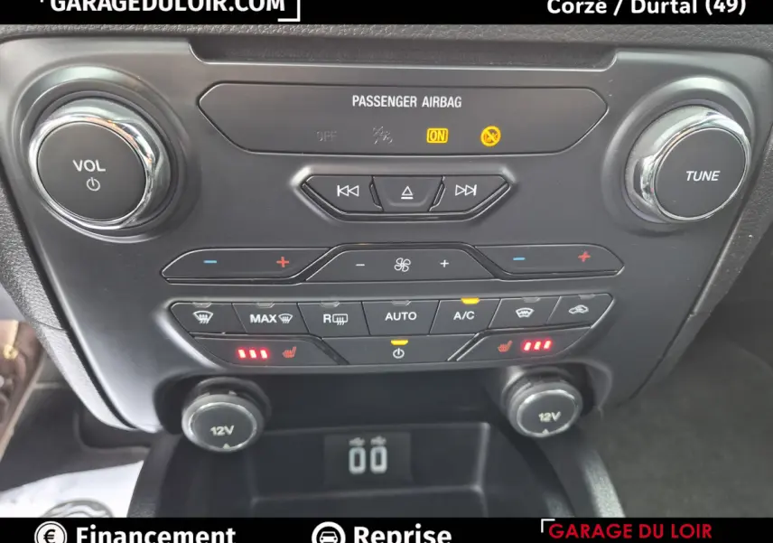 Vue rapprochée du tableau de bord noir du Ford Ranger gris foncé 2020, avec commandes climatisation et volume visibles.