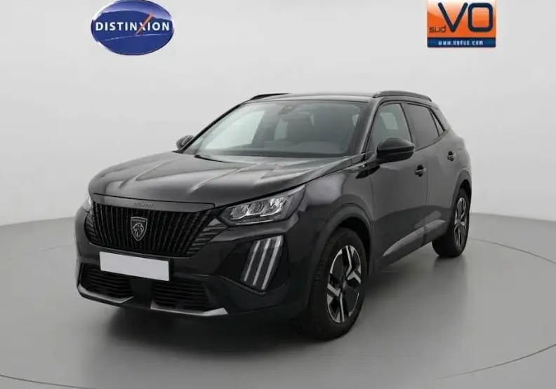 Peugeot 2008 Hybrid 136 e-DCS6 Allure noir en 3/4 avant droit avec barres de toit et jantes alliage 17 pouces.