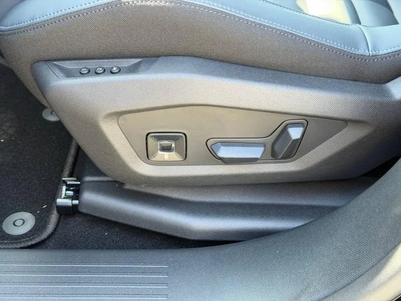 Détail du côté gauche du siège conducteur noir avec commandes électriques sur un Citroën C5 Aircross 2026.