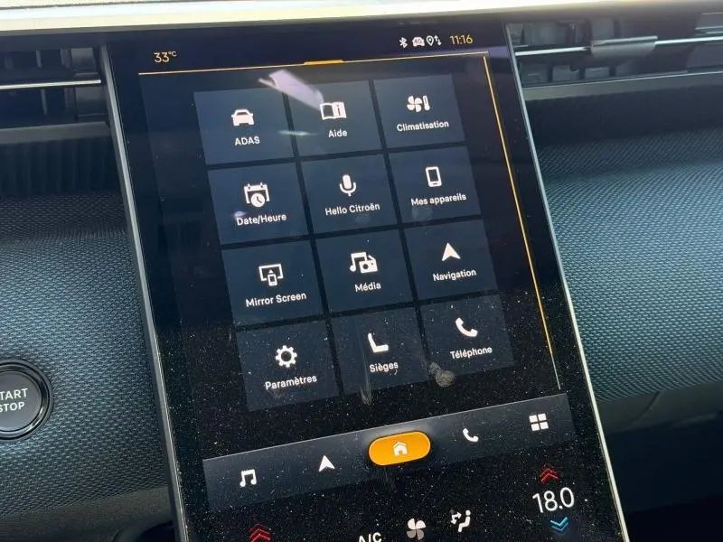 Écran tactile central du tableau de bord du Citroën C5 Aircross noir, affichant les options de navigation et climatisation.