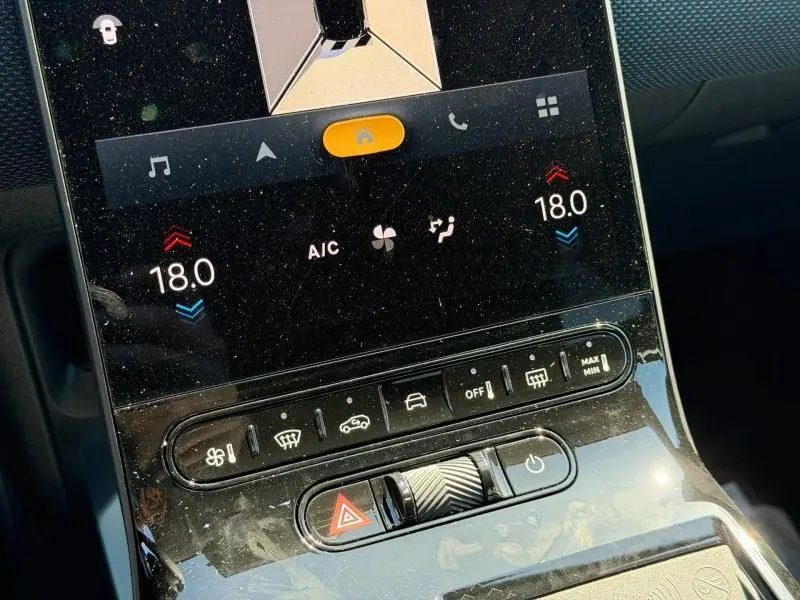 Gros plan sur la console centrale tactile et les commandes de climatisation du Citroën C5 Aircross noir Perla Nera.