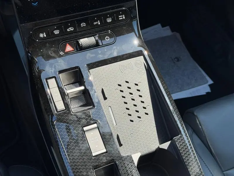 Vue rapprochée de la console centrale noire Perla Nera du Citroën C5 Aircross 2026 avec commandes de boîte auto et recharge sans fil.