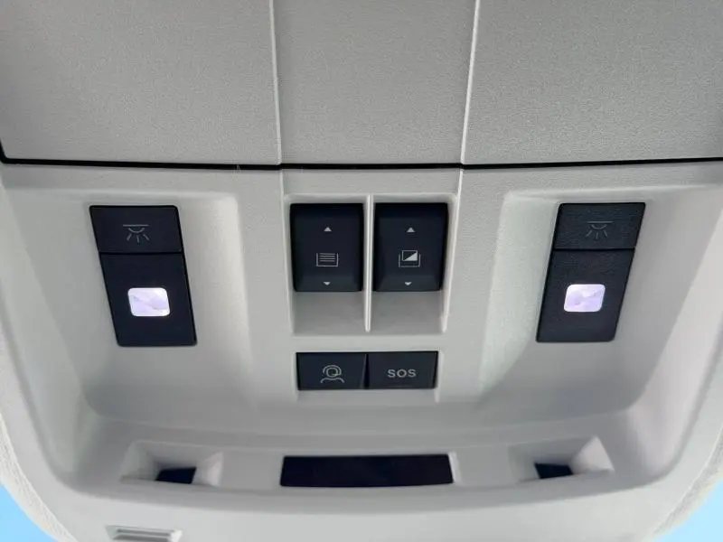 Panneau de commande intérieur au plafond avec éclairage et boutons SOS du Citroën C5 Aircross noir Perla Nera.