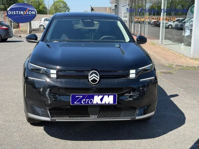 Vue de face d'une Citroën C5 Aircross noire Perla Nera avec calandre moderne et logo centré sur parking extérieur.
