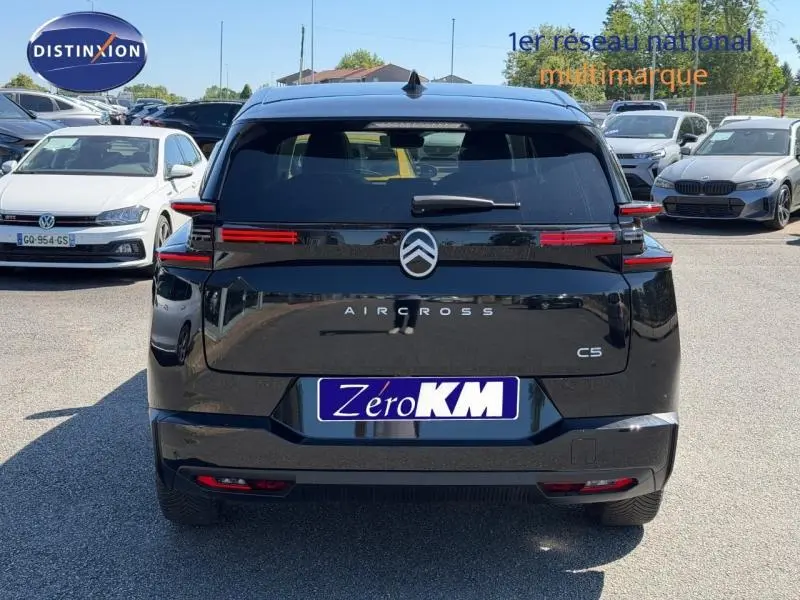 Vue arrière d'un Citroën C5 Aircross noir Perla Nera avec feux arrière LED étirés et logo centré.