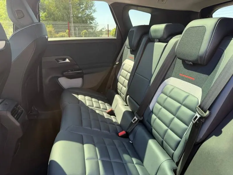 Vue intérieure côté droit sur la banquette arrière cuir et tissu bleu du Citroën C5 Aircross 2026 noir Perla Nera.