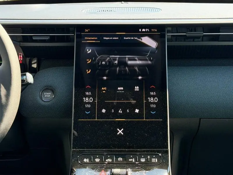 Vue rapprochée de l’écran tactile central noir du tableau de bord du Citroën C5 Aircross 2026, affichant la climatisation.