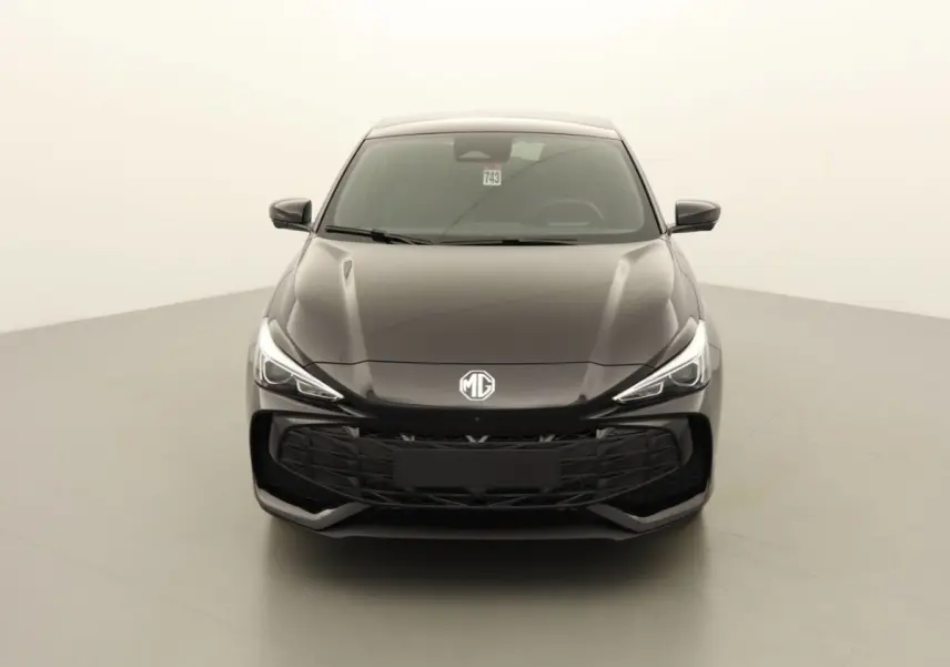 Vue frontale d'une MG3 1.5 Hybrid+ 195 Luxury Pebble Black avec calandre noire et phares LED fins.