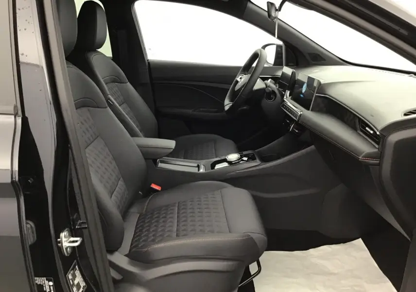 Intérieur côté conducteur du MG3 1.5 Hybrid+ 195 Luxury Pebble Black, sièges noirs avec surpiqûres et tableau de bord moderne.