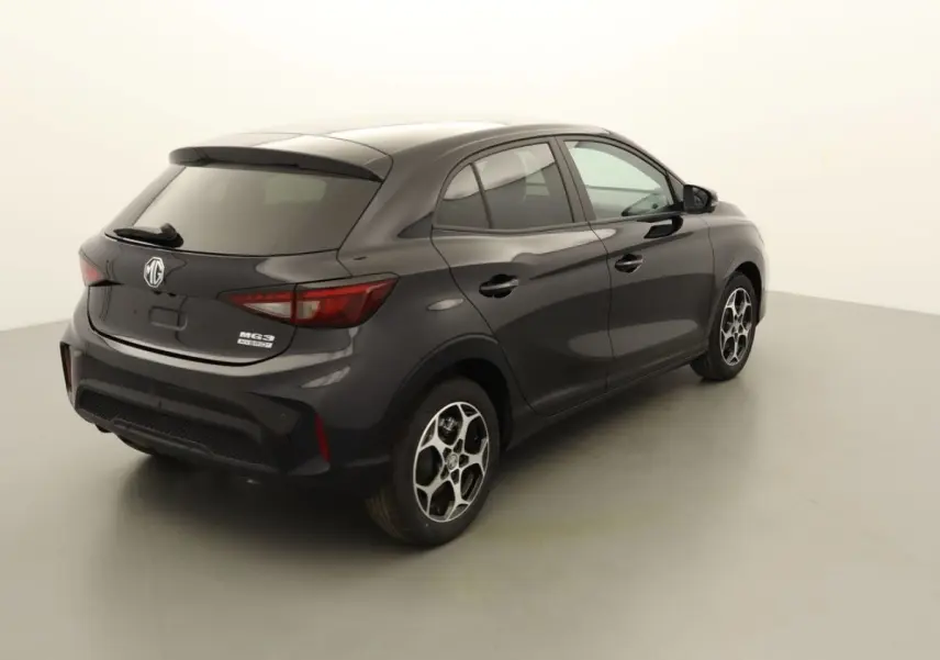 Vue 3/4 arrière droite de la MG3 1.5 Hybrid+ 195 Luxury Pebble Black avec jantes alliage et feux arrière LED.