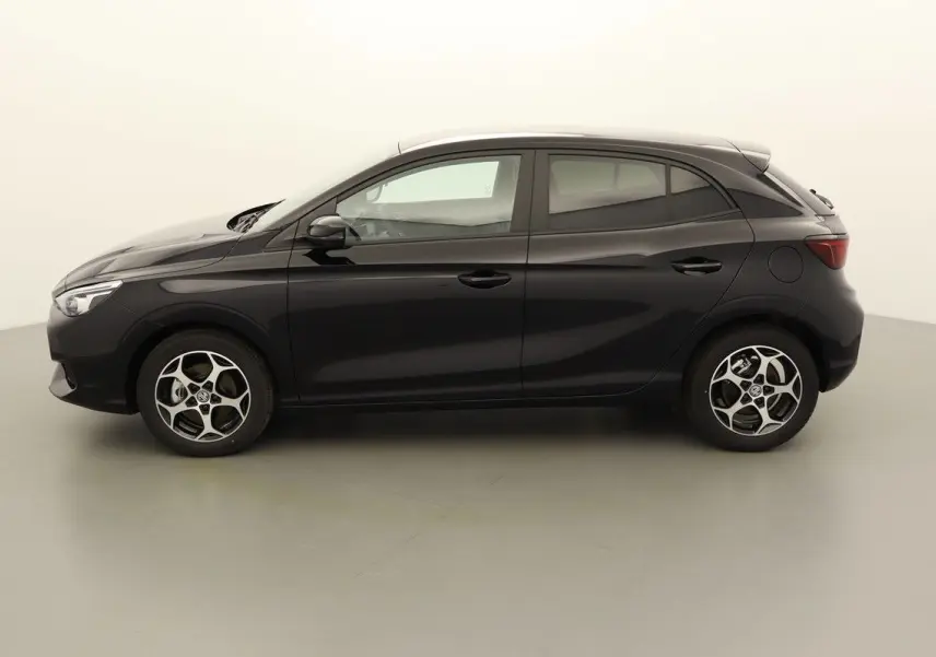 Vue de profil côté gauche d'une MG3 1.5 Hybrid+ 195 Luxury noire Pebble Black sur fond neutre.