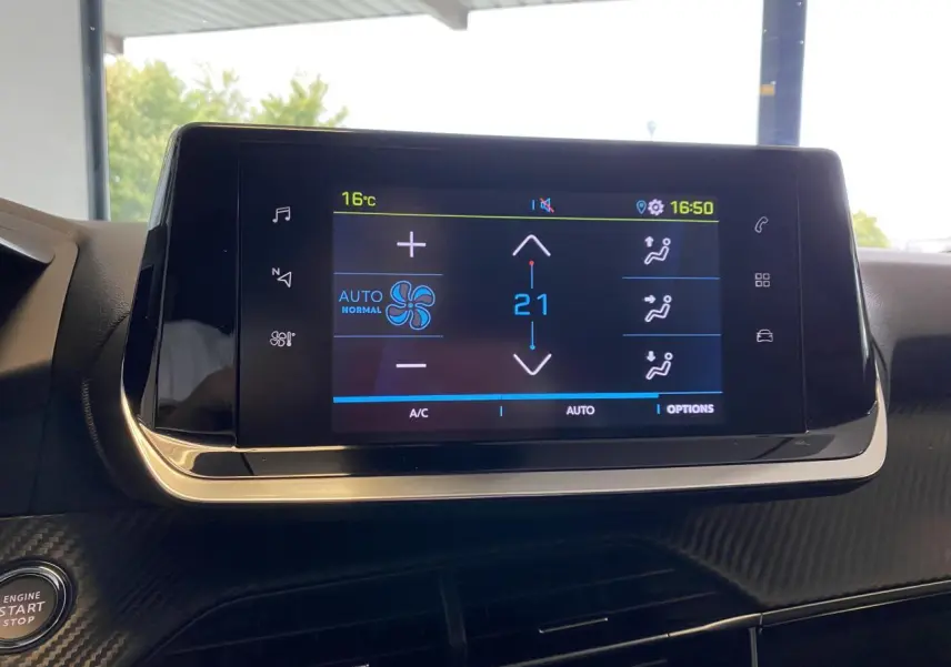 Écran tactile central du Peugeot 2008 e-136 Allure Pack 2022 affichant la climatisation à 21°C, intérieur gris noir.