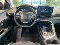 Intérieur du Peugeot 5008 2022 bleu célèbes, vue du poste de conduite avec volant multifonction et écran tactile HD.