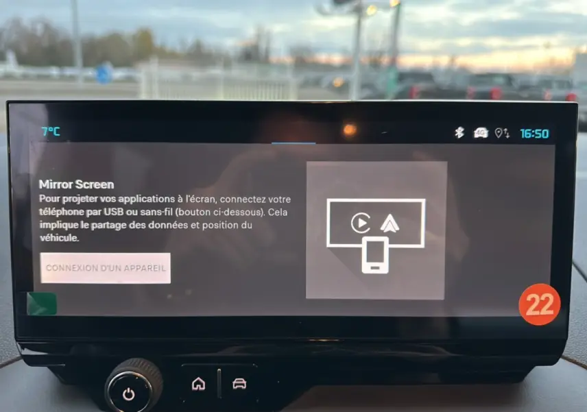 Écran tactile central du Citroën Berlingo noir perla nera affichant la fonction Mirror Screen en intérieur.