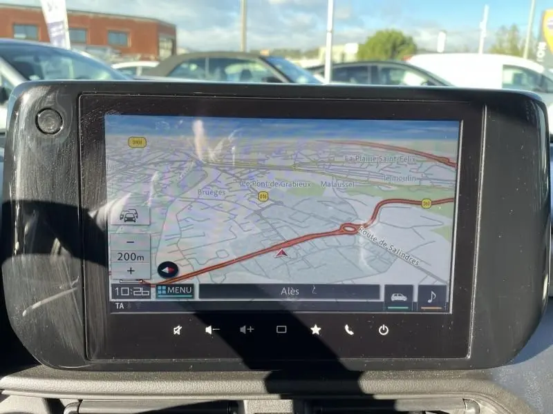 Écran tactile du système de navigation d'une Suzuki Swift blanche 2025, vue intérieure centrée sur la carte GPS.