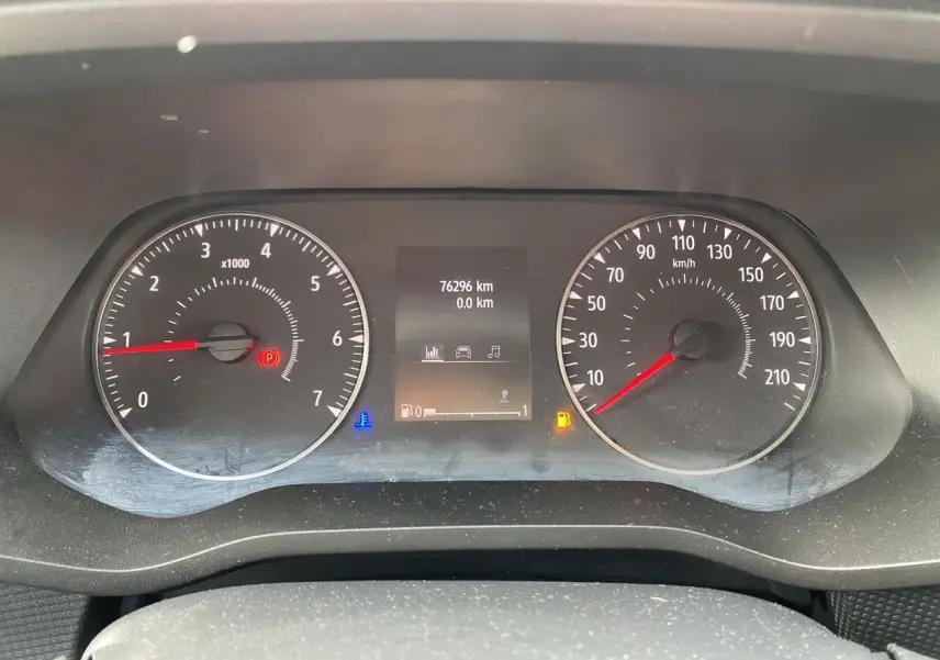 Vue rapprochée du tableau de bord du Renault Trafic Combi gris platine, affichant le compteur et l'odomètre à 76 296 km.