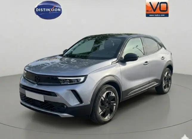 Vue 3/4 avant droite de l’Opel Mokka électrique gris avec jantes alliage 17 pouces et vitres surteintées.