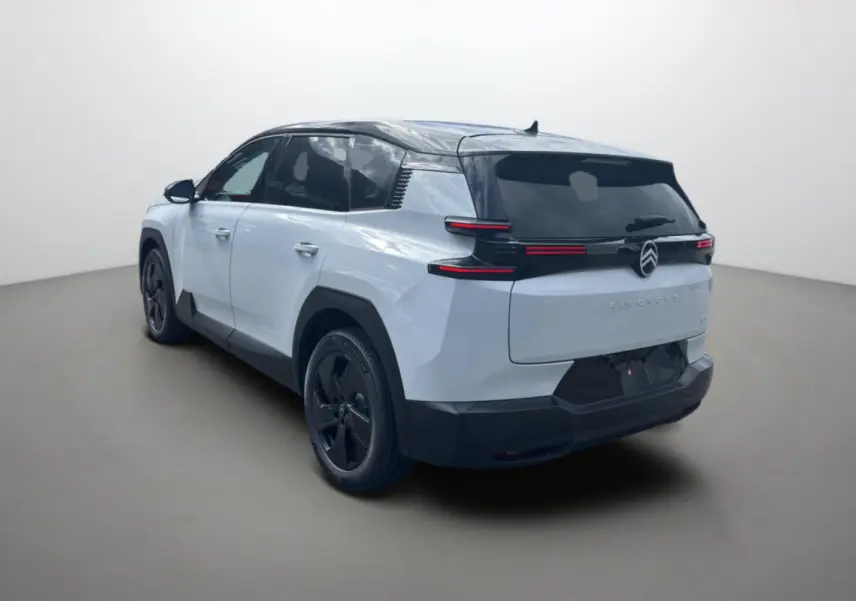 Vue 3/4 arrière droite du Citroën C5 Aircross blanc okénite avec toit noir et feux arrière LED horizontaux.