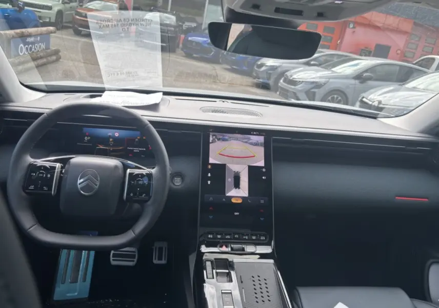 Vue intérieure avant du Citroën C5 Aircross New Hybrid 145 Max T.O 2026, tableau de bord moderne avec écran tactile central.