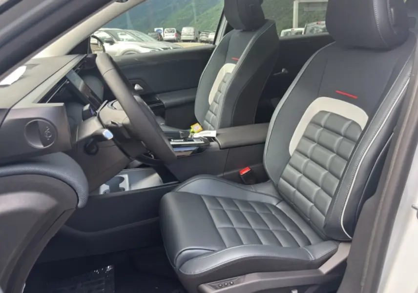 Vue intérieure côté conducteur du Citroën C5 Aircross New Hybrid 145 Max T.O 2026, sièges cuir noir et tissu gris.