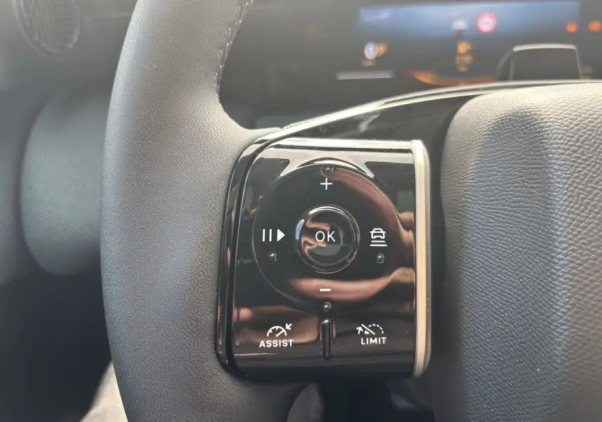 Gros plan sur les commandes multifonctions noires du volant cuir du Citroën C5 Aircross New Hybrid 2026.