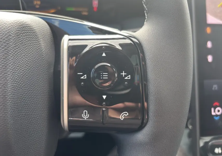 Gros plan sur les commandes multifonctions noires du volant cuir du Citroën C5 Aircross New Hybrid 2026.