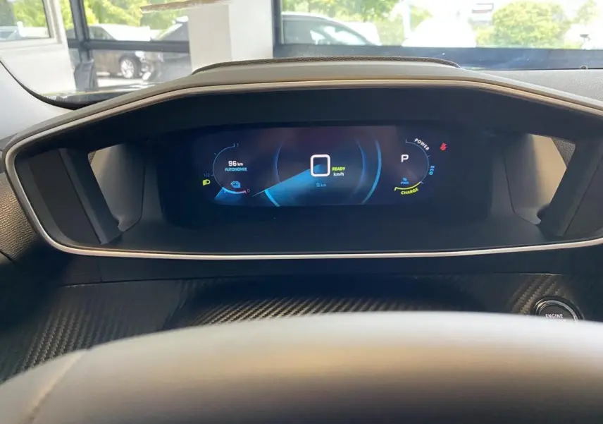 Tableau de bord numérique du Peugeot 2008 e-136 Allure Pack 2022, affichage d'autonomie et vitesse, vue frontale rapprochée.