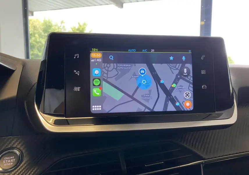 Écran tactile central du Peugeot 2008 e-136 Allure Pack 2022 affichant une carte de navigation, intérieur noir.