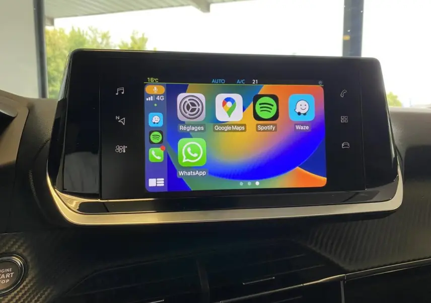 Écran tactile central du Peugeot 2008 e-136 Allure Pack 2022 affichant Apple CarPlay avec apps colorées