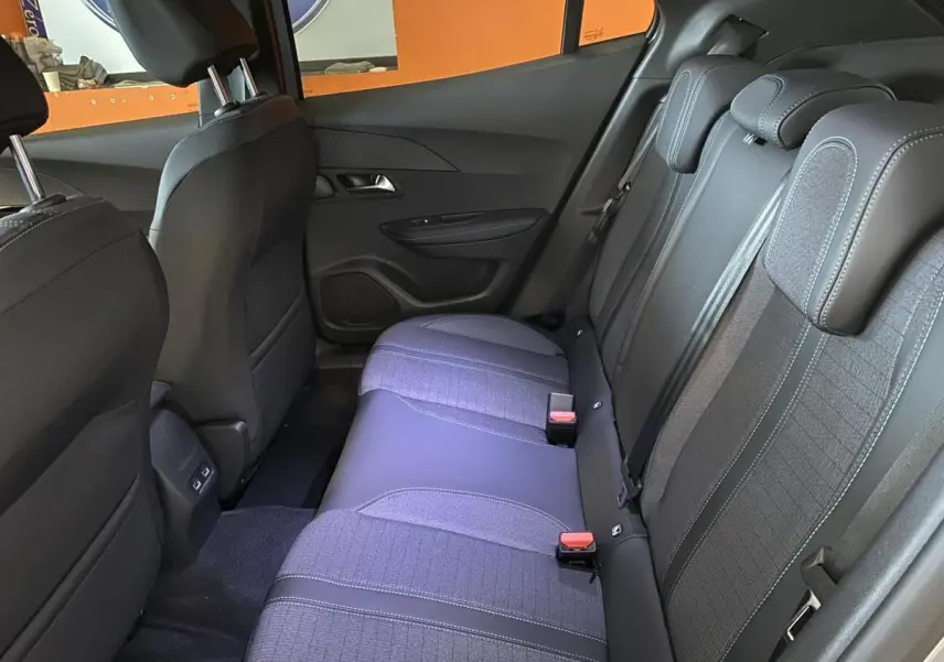 Vue côté droit de la banquette arrière en tissu gris et surpiqûres bleu du Peugeot 2008 e-136 Allure Pack 2022