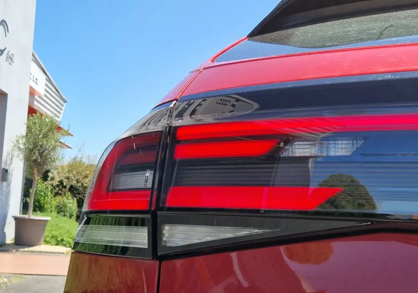 Gros plan sur le feu arrière droit rouge et noir du Volkswagen Taigo rouge roi 2023, finition Life.