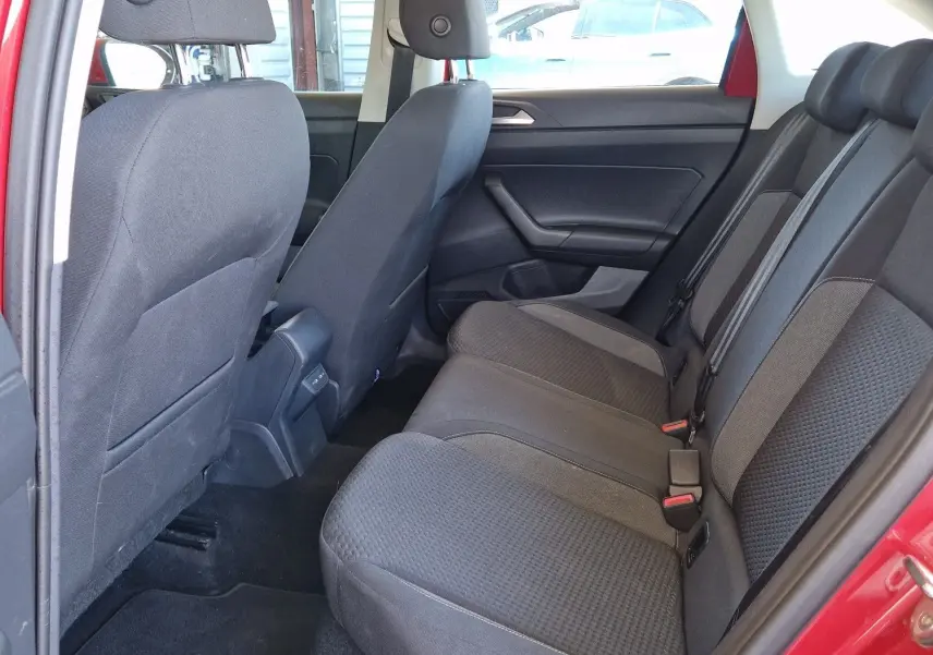 Vue intérieure côté gauche des sièges arrière noirs d'un Volkswagen Taigo rouge roi 2023, finition Life.
