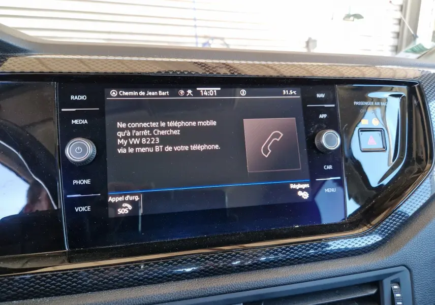 Écran tactile central du Volkswagen Taigo 2023 affichant les options de connexion Bluetooth avec boutons de commande autour.