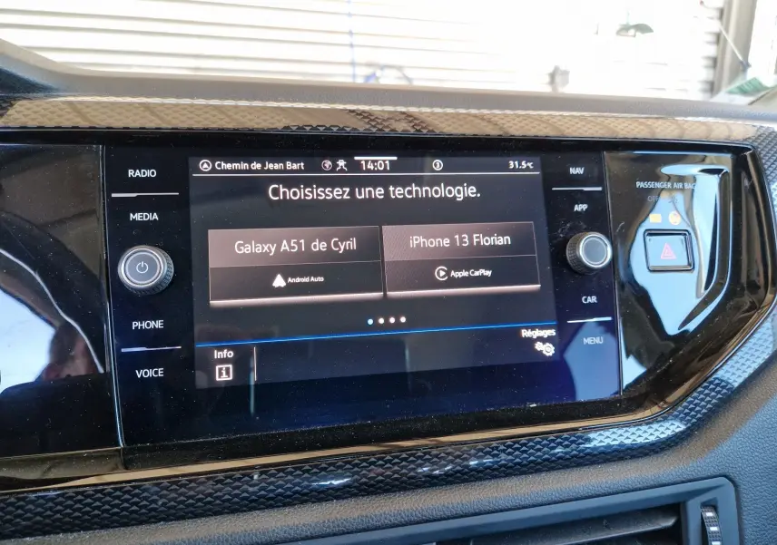 Écran tactile central du Volkswagen Taigo 2023 affichant le choix entre Android Auto et Apple CarPlay, avec finition noire brillante.