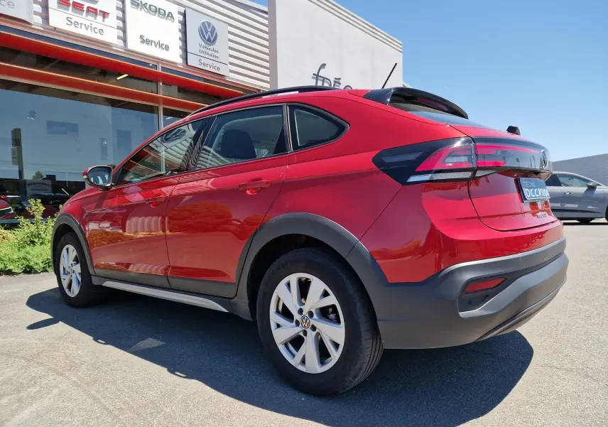 Volkswagen Taigo rouge roi en 3/4 arrière droit, soulignant ses lignes dynamiques et ses jantes alliage.