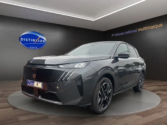 Peugeot 3008 gris titane en 3/4 avant droit, avec calandre noire distinctive et jantes alliage bicolores.