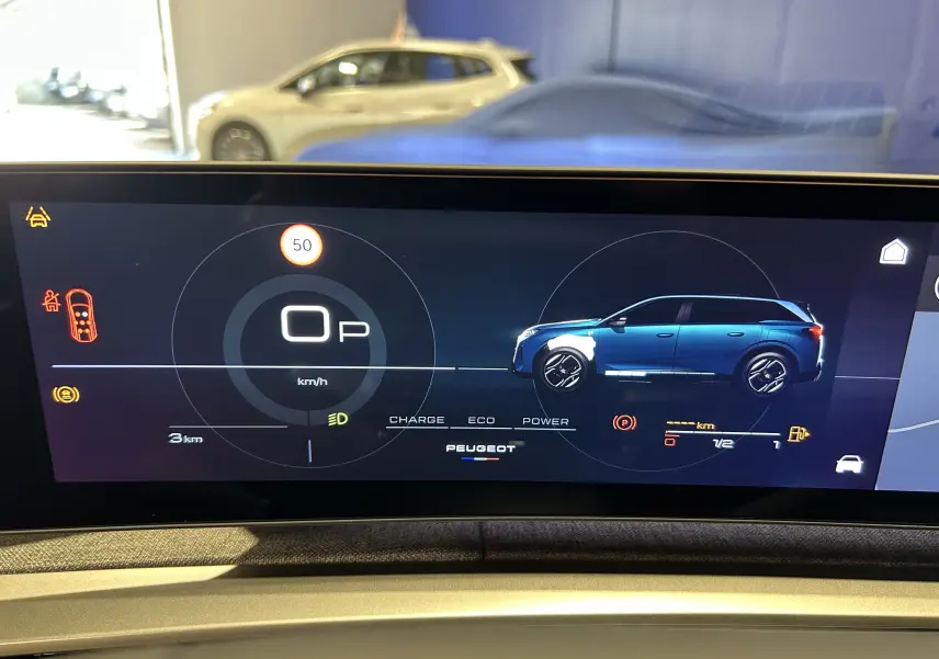 Affichage numérique intérieur montrant la silhouette latérale droite bleue Ingaro du Peugeot 5008 III Hybrid 145 GT.