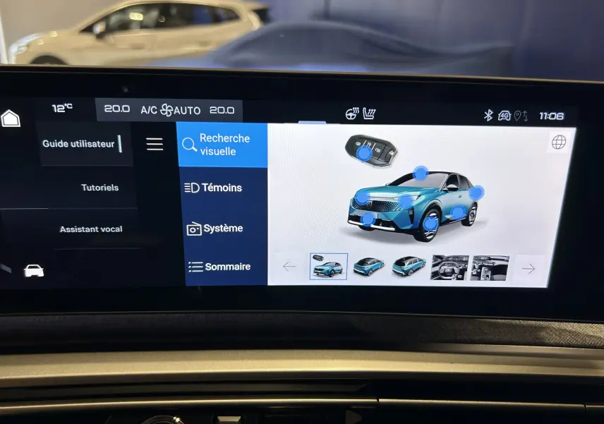 Écran tactile intérieur montrant une vue 3/4 avant bleu Ingaro du Peugeot 5008 III Hybrid 145 GT avec options visibles.