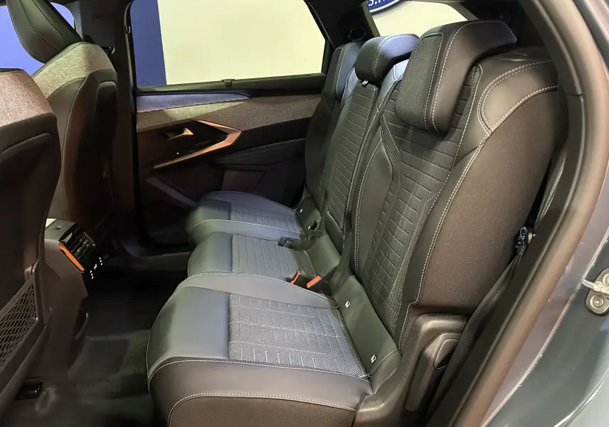 Vue intérieure côté droit des sièges arrière en tissu et cuir du Peugeot 5008 III Hybrid 145 GT bleu Ingaro.