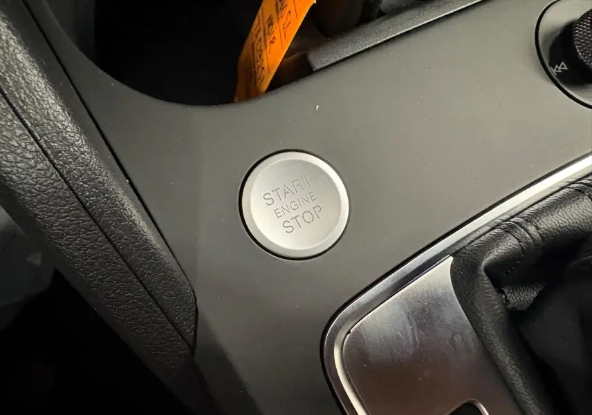 Détail du bouton Start Engine Stop sur la console centrale de l’Audi Q2 35 TFSI S Line 2026.