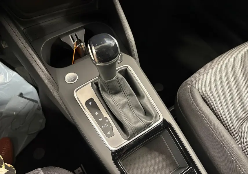 Gros plan sur la console centrale de l’Audi Q2 35 TFSI S Line 2026, montrant le levier de vitesse automatique et le bouton start/stop.