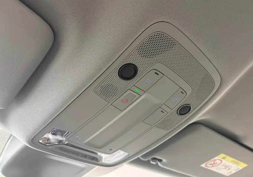 Vue intérieure du plafonnier avec commandes d’éclairage et bouton SOS de l’Audi Q2 Noir Mythic 2026.