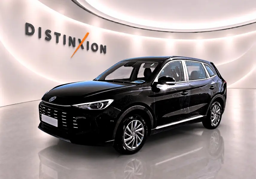 MG Motor ZS 1.5 hybrid noir en 3/4 avant droit, avec jantes alliage et calandre distinctive, en showroom lumineux.