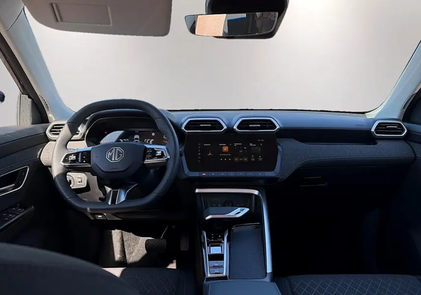 Intérieur noir du MG ZS 1.5 hybrid 2026 vu de face, tableau de bord moderne avec écran tactile central.