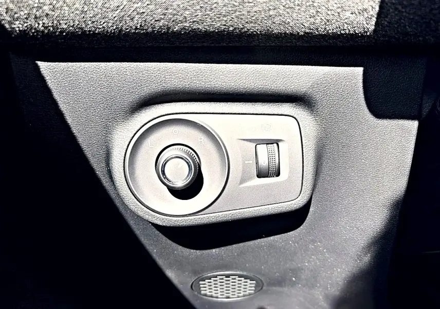 Détail des commandes de réglage des rétroviseurs côté conducteur dans l’habitacle noir du MG Motor ZS hybride 2026.