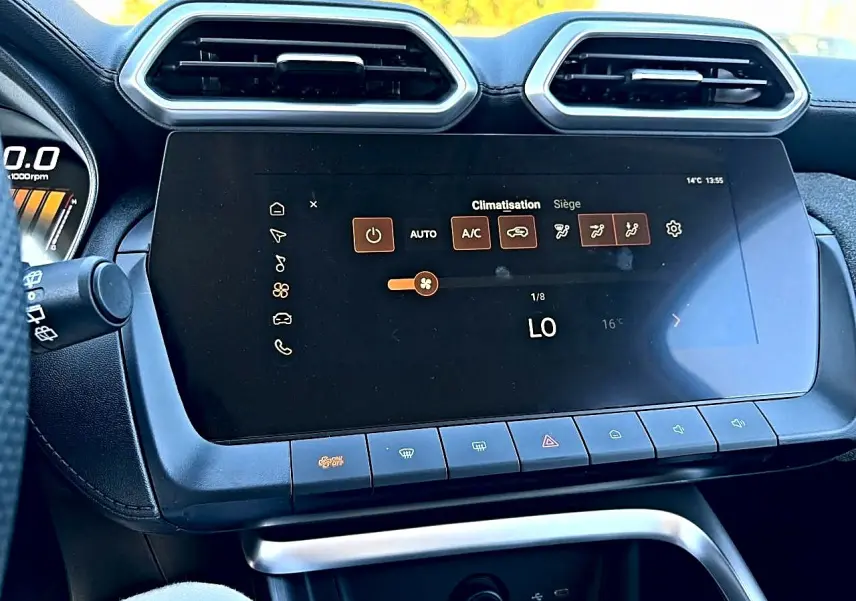 Écran tactile central affichant la climatisation, entouré de commandes grises sur tableau de bord noir du MG ZS 1.5 hybrid.