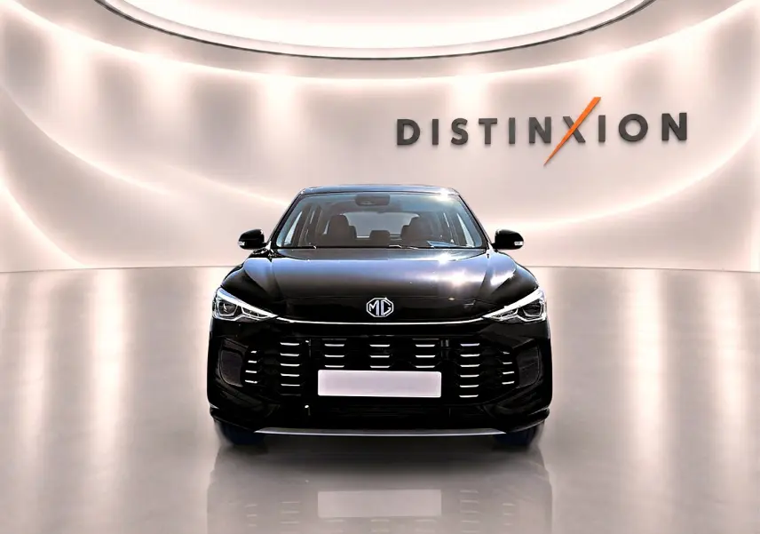 Vue de face du MG ZS 1.5 hybrid noir 2026 avec calandre imposante et logo MG au centre, dans un showroom lumineux.