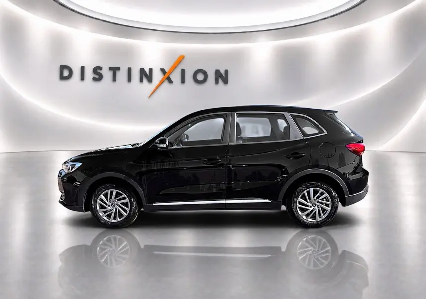 Vue de profil côté gauche du SUV MG ZS 1.5 hybrid noir, stationné dans un showroom lumineux avec logo Distinxion en arrière-plan.