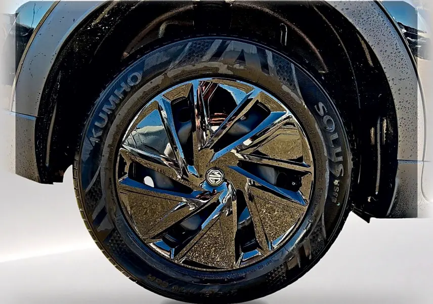 Gros plan sur la roue avant droite noire avec jante brillante au design moderne du MG MOTOR ZS 1.5 hybrid 197 standard.