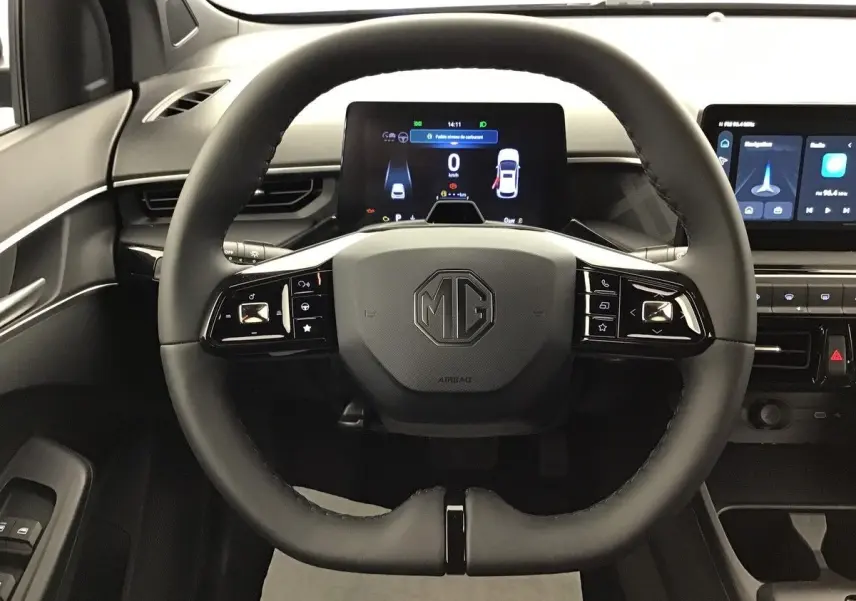 Vue frontale du volant noir de la MG3 1.5 Hybrid+ 195 Luxury avec affichage digital et commandes intégrées.